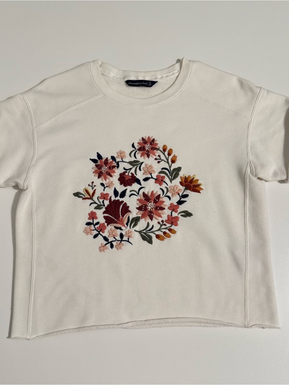 Abercrombie & Fitch White Crewneck Sweatshirt with Multicolor Floral Embroidery